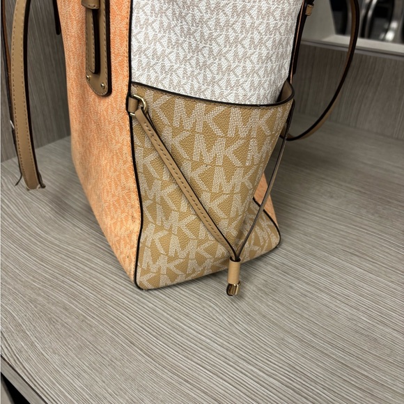 Michael Kors Peach and Beige Shoulder Bag - Picture 4 of 5